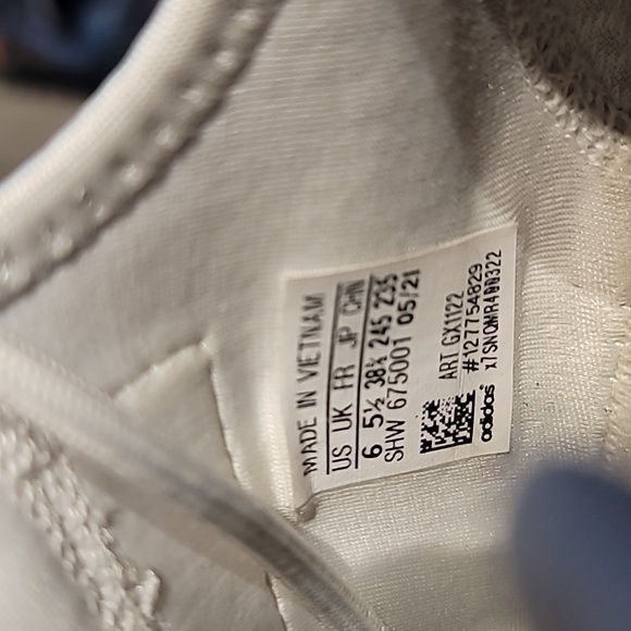  Adidas NMD R1 - Picture 3 of 6